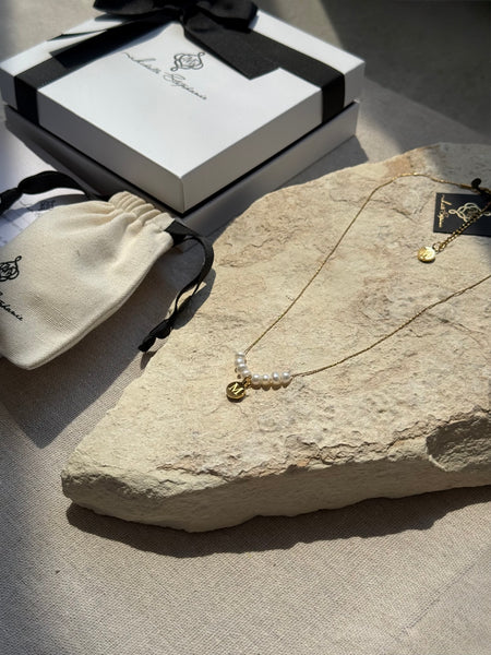 ELAINE INITIAL NECKLACE WITH FRESHWATER PEARLS & HIGH QUALITY STAINLESS STEEL