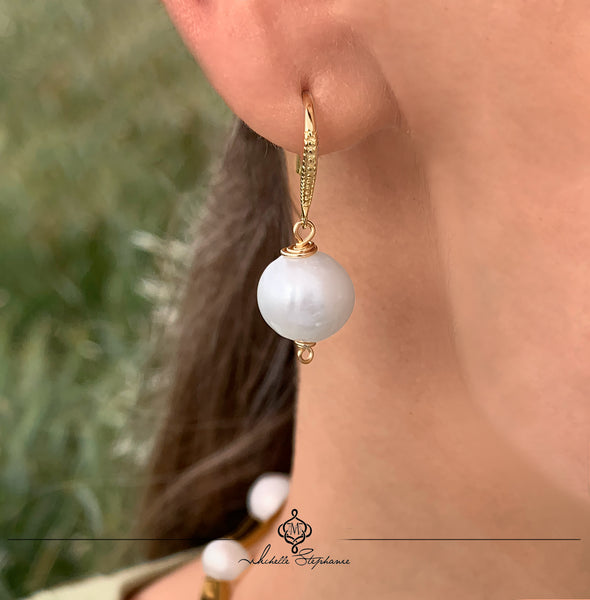ALAIA SINGLE PEARL EARRINGS WITH FRESHWATER PEARLS & 18K GOLD PLATED BRASS HOOKS